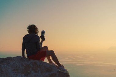 İspanya 'nın kıyı manzarasından fotoğraf çeken kadın turist Mesa Roldán, Endülüs İspanya. Cabo de Gata Doğal Parkı.