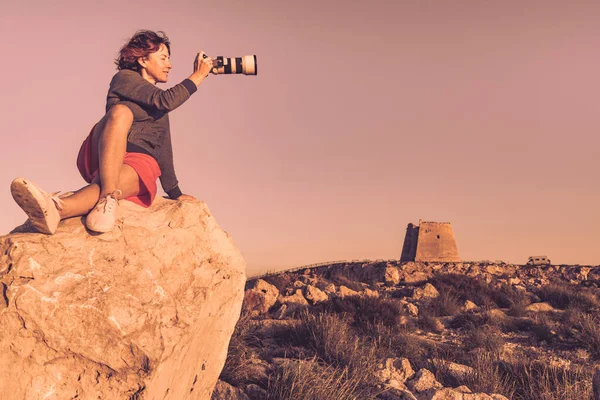 Kvinnlig Turist Med Kamera Tar Rese Foto Från Mesa Roldan — Stockfoto