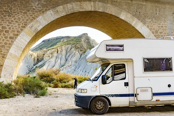 Tabernas Çölü Ndeki Karavan Almerya Spanya Daki Köprü Yakınlarında Kamp — Stok fotoğraf