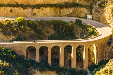 Granatilla Carboneras 'ın tepe manzarası, kıvrımlı yol ve geniş viyadük manzarası. Cabo de Gata Doğal Parkı, Almerya ili, İspanya.