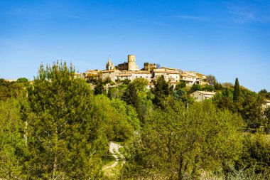 Fransa 'da tepede eski bir kasaba. Seyahat.