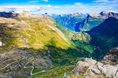 Fiyort Geirangerfjord 'a, dağların manzarasına ve Nibbevegen' in Dalsnibba perspektifinden Norveç 'e bakınız. Turizm tatili ve seyahat.