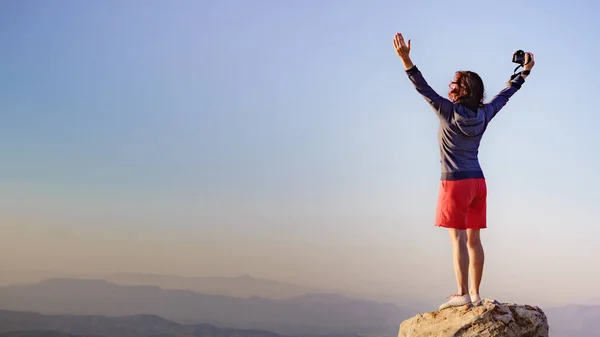 Touristin Mit Kamera Genießt Sonnenuntergangslandschaft Mit Erhobenen Armen Mesa Roldan — Stockfoto