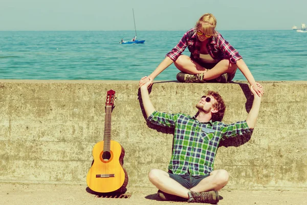 Jovem Tocando Guitarra Para Sua Namorada Livre Beira Mar Namoro — Fotografia de Stock