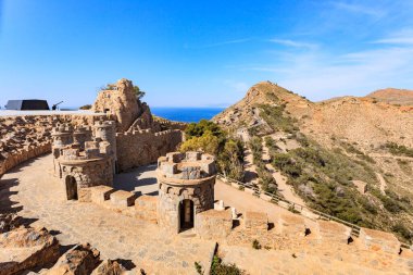 Turist eğlencesi. İspanya 'daki Castillitos Silah Bataryası Cartagena' daki taş kale tahkimatları..
