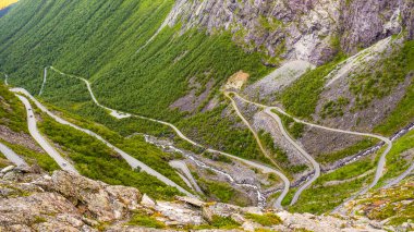 Trol Yolu Trollstigen veya Trol stigveien Norveç Avrupa 'sında dolambaçlı dağ yolu. Ulusal turizm rotası.