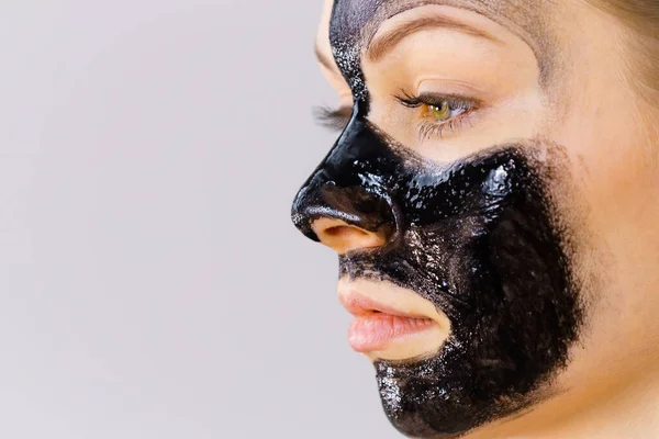Junge Frau Trägt Schwarze Carbo Detox Maske Auf Ihr Gesicht — Stockfoto