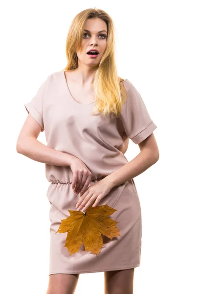 秋の自然装飾のコンセプト お腹を覆う紅葉をした女性 白い背景で撮影したスタジオ — ストック写真