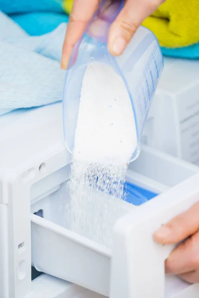 粉末洗剤を洗浄し マシンに注ぐカップを測定します 衣類洗濯 Objects概念 — ストック写真