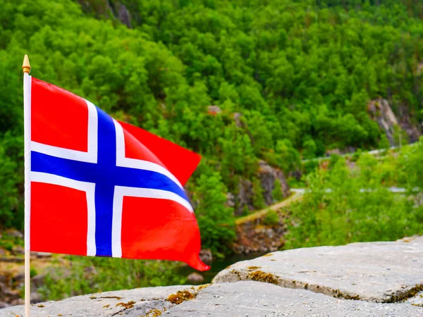 Yeşil Doğada Norveç Bayrağı Dalgalanıyor — Stok fotoğraf