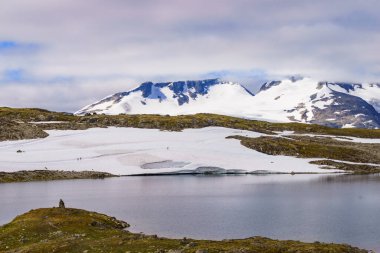 Spor aktivitesi. Norveç 'in Lom ve Luster kentleri arasındaki 55 Sognefjellet ulusal turizm rotasında kayak. Çalışan insanlar.
