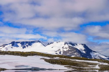 Spor aktivitesi. Norveç 'in Lom ve Luster kentleri arasındaki 55 Sognefjellet ulusal turizm rotasında kayak. Çalışan insanlar.