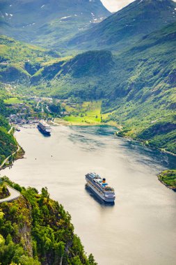 Feribot ile fiyort Geirangerfjord, Norveç 'in Ornesvingen bakış açısından görüş. Seyahat hedefi