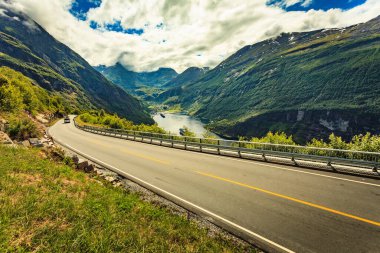Kartal yolu ve fiyort Geirangerfjord yolcu gemileri, Norveç. Seyahat hedefi