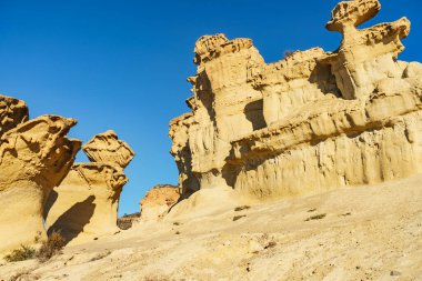 Büyülü şehir Bolnuevo, sarı kumtaşı şekillerini aşındırdı, Mezar Murcia İspanya. Turist eğlencesi.