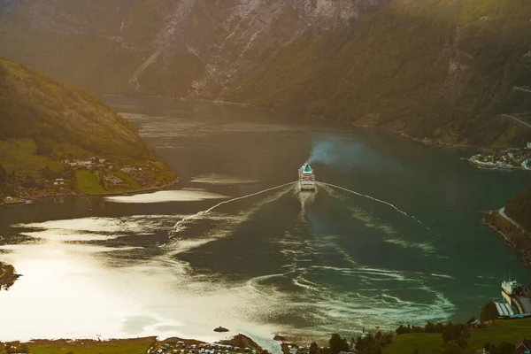 Fiorde Geirangerfjord Com Navio Cruzeiro Vista Ponto Vista Flydalsjuvet Noruega — Fotografia de Stock
