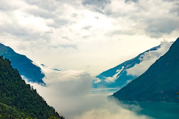 挪威斯堪的纳维亚半岛 浮云覆盖水面的峡湾景观 — 图库照片