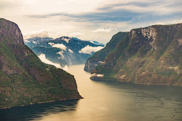 Aurlandsfjord Paisagem Fiorde Com Nuvens Sobre Superfície Mar Noruega Escandinávia — Fotografia de Stock