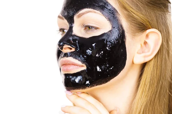 Mujer Joven Con Cosmética Cara Máscara Desintoxicación Carbohidratos Color Negro — Foto de Stock