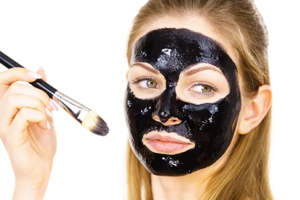 Giovane Donna Applicando Con Pennello Nero Detox Staccare Maschera Viso — Foto Stock