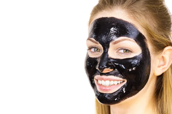 Giovane Donna Con Cosmetici Sul Viso Detox Carbo Maschera Peel — Foto Stock