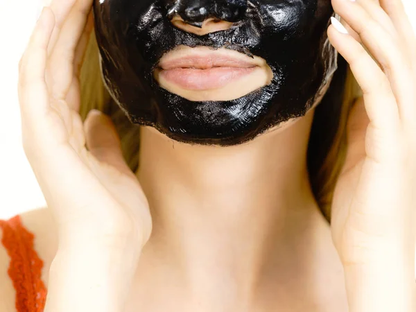 Jonge Vrouw Met Carbo Zwarte Peel Masker Haar Gezicht Cosmetische — Stockfoto