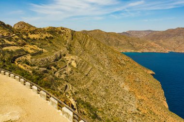 Cartagen Körfezi ve Cabo Tinoso kıyı şeridi tarihi İspanyol savunma sisteminin terk edilmiş eski binalarıyla.