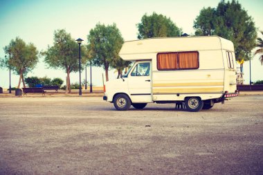 Deniz kıyısında kamp yapmak. Plajda kamp aracı, İspanya 'da Akdeniz kıyısı..