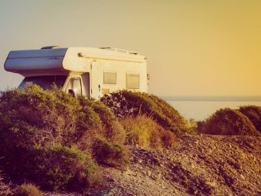 Cabezo Negro sahilinin yukarısındaki uçurumda kamp yapan kamp arabası Almerya kıyısı boyunca uzanan İspanyol manzarası. Karavanda seyahat etmek.