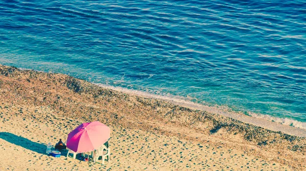 Picknick Stranden Stranden Rosa Paraply Och Stolar Stranden Utsikt Ovanifrån — Stockfoto