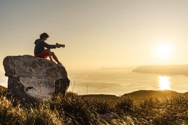 İspanya 'nın kıyı manzarasından fotoğraf çeken kadın turist Mesa Roldán, Endülüs İspanya. Cabo de Gata Doğal Parkı.