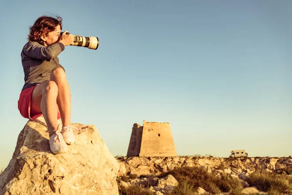 Kvinnlig Turist Med Kamera Tar Rese Foto Från Mesa Roldan — Stockfoto