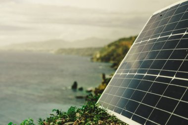 Güneş fotovoltaik panelleri, dışarıdaki bataryaları şarj etmek. Yenilenebilir eko enerji kavramı