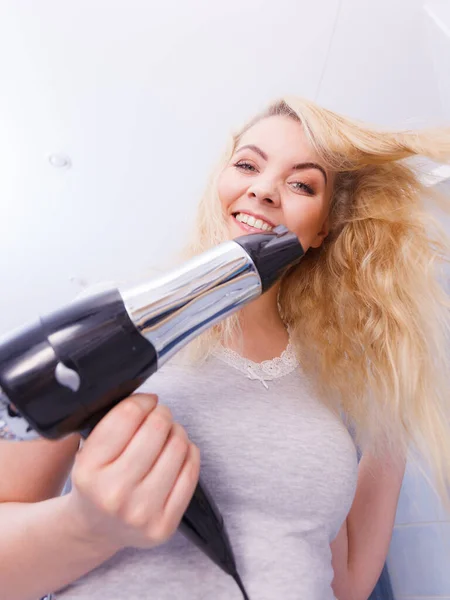 Saç Bakımı Güzel Uzun Saçlı Banyoda Saçlarını Kurutan Sarışın Kadın — Stok fotoğraf