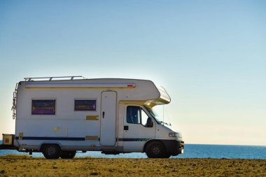 İspanya 'nın Akdeniz kıyısındaki karavan karavanı. Kumsalda vahşi bir kamp. Tatiller ve karavanla seyahat.