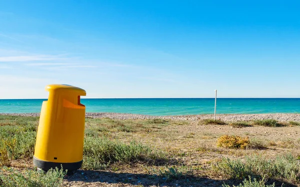 바다의 노란색 쓰레기통이나 쓰레기통 스페인 해변을 유지함 — 스톡 사진