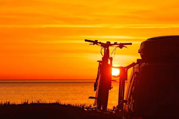 Camper Vehículo Recreativo Con Bicicletas Rack Acampando Playa Amanecer Vacaciones — Foto de Stock