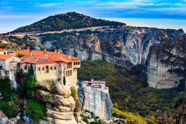 Kutsal Varlaam manastırı Meteora 'da uçurumda, Rousanou manastırı uzakta, Thessaly Yunanistan. Yunan varış noktaları