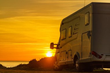 Akdeniz kıyısı Costa del Sol, Endülüs İspanya 'da gün doğumunda karavan. Doğa plajında kamp yapmak. Tatil ve karavanda yolculuk.