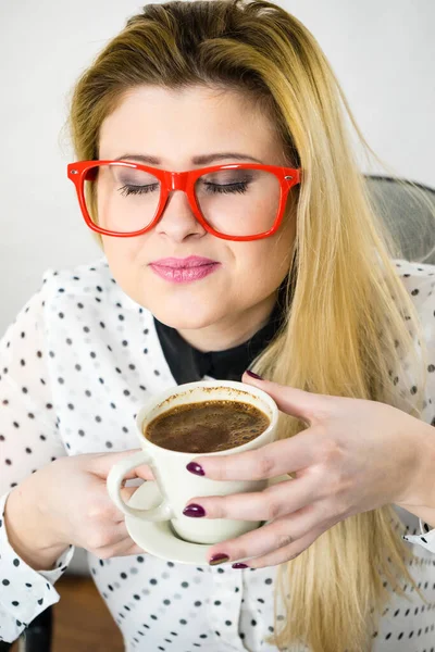 Gelukkige Jonge Vrouw Met Een Bril Kantoor Die Warme Koffie — Stockfoto