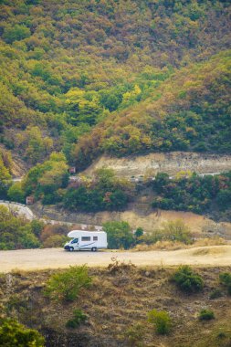 Turizm tatili ve seyahat. Meteora Yunanistan 'ın kayalık dağlarında kamp aracı