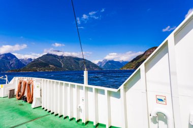 Turizm tatili ve seyahat. Dağların manzarası ve Norveç 'teki Vangsnes-Dragsvik fiyort rotası, İskandinavya Avrupa. Feribottan görüldüğü gibi Sognefjord.