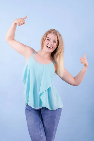 Glücklich Positive Junge Schöne Frau Mit Guter Laune Trägt Blaues — Stockfoto