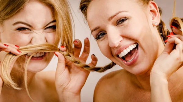 前向きな2人の女性が口ひげを生やしているふりをしている レジャーの時間一緒にコンセプト — ストック写真