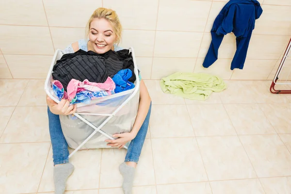 Šťastná Legrační Žena Koupelně Velkým Košem Špinavého Oblečení Koncept Praní — Stock fotografie