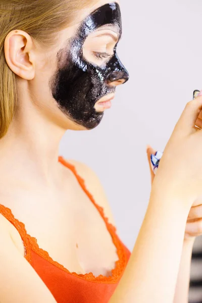 Femeia Tânără Care Aplică Perie Negru Detoxifiere Mască Noroi Fata — Fotografie, imagine de stoc