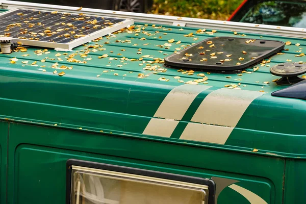 Samochód Kempingowy Panelem Słonecznym Dachu Sezon Jesienny — Zdjęcie stockowe
