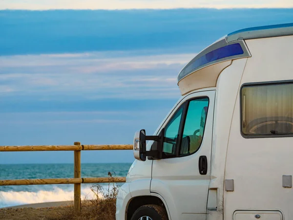 在海滨露营 西班牙海滨 地中海沿岸的野营车 — 图库照片