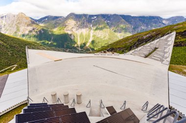 Gaularfjellet 'e Utsikten bakış açısı. Turist eğlencesi. Norveç 'te manzara rotası.