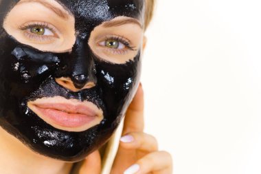 Yüzünde kozmetik olan genç bir kadın, karbonhidrat temizleme maskesi. Spa tedavisi. Cilt bakımı.